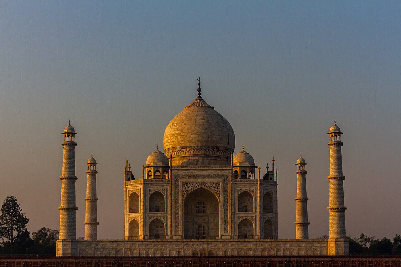 Taj_Mahal_in_Golden_Sunrise